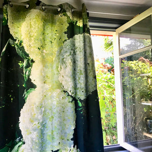Rideau Hortensia Blanc sur fenêtre ouverte, design by Nappe Vegetale