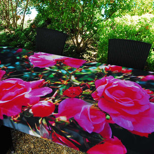 Table avec nappe Roses Roses par Nappe Vegetale sur une terrasse