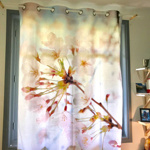Rideau Fleur de Cerisier sur fenêtre ouverte, design by Nappe Vegetale